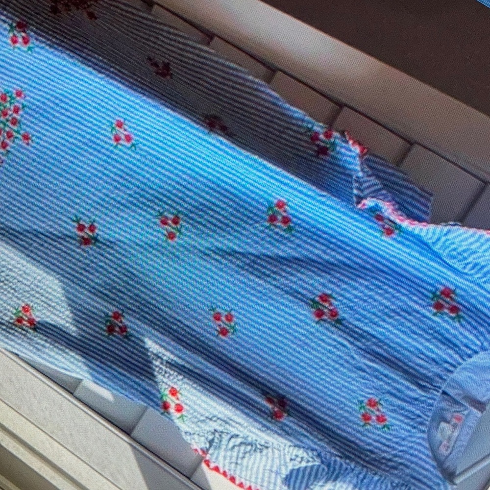 Adorable seersucker stripes sleeveless blouse